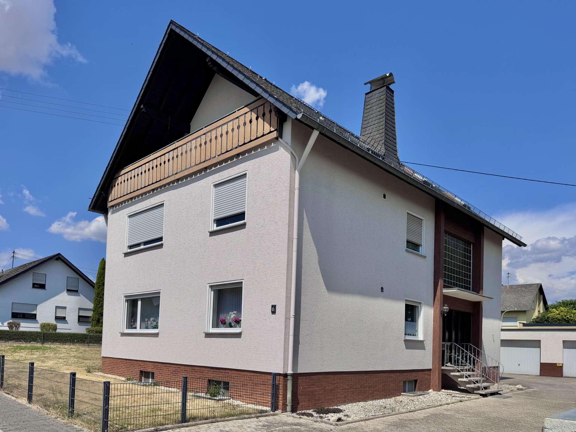 Sehr gepflegt, voll vermietet, gro&szlig;es Grundst&uuml;ck